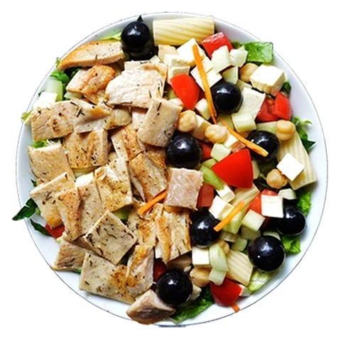 Ensalada de pollo con queso fresco, aceitunas y garbanzos